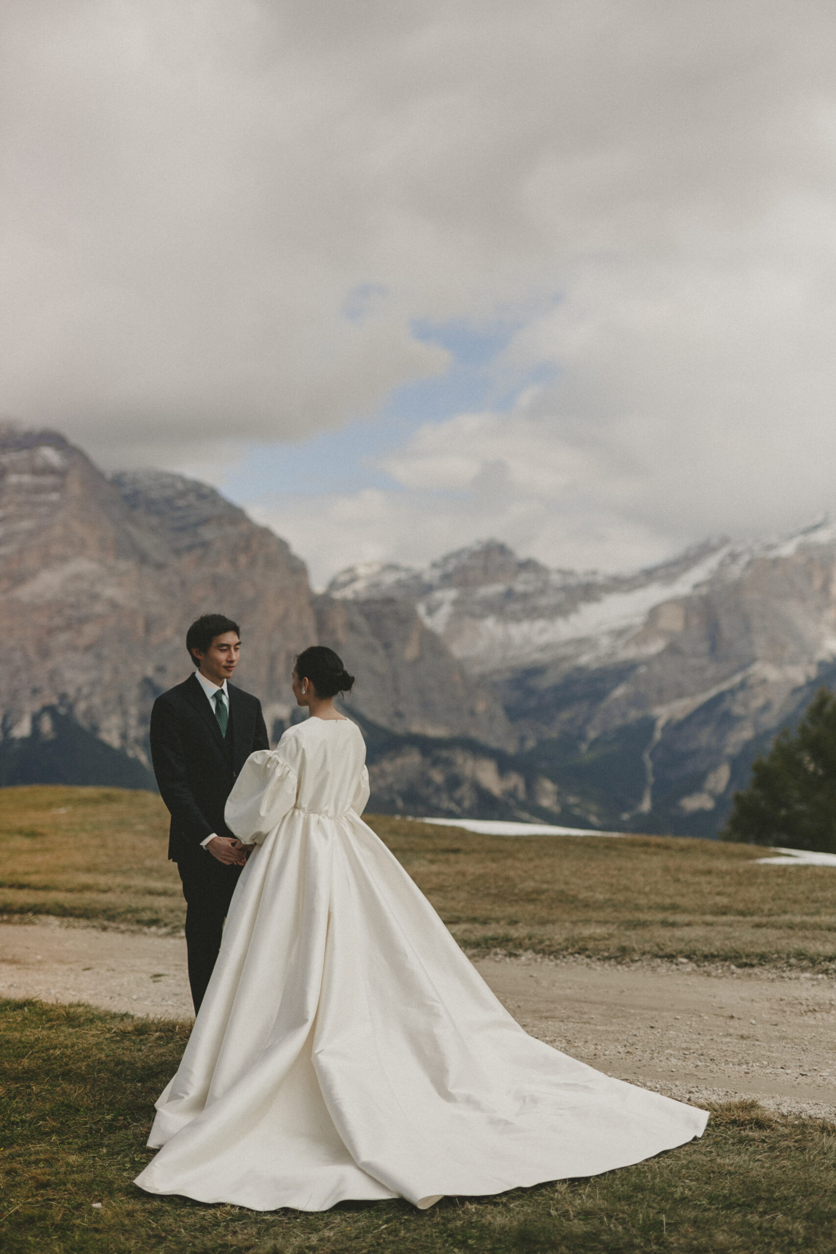 A snowy Dolomites Wedding photographer in italy