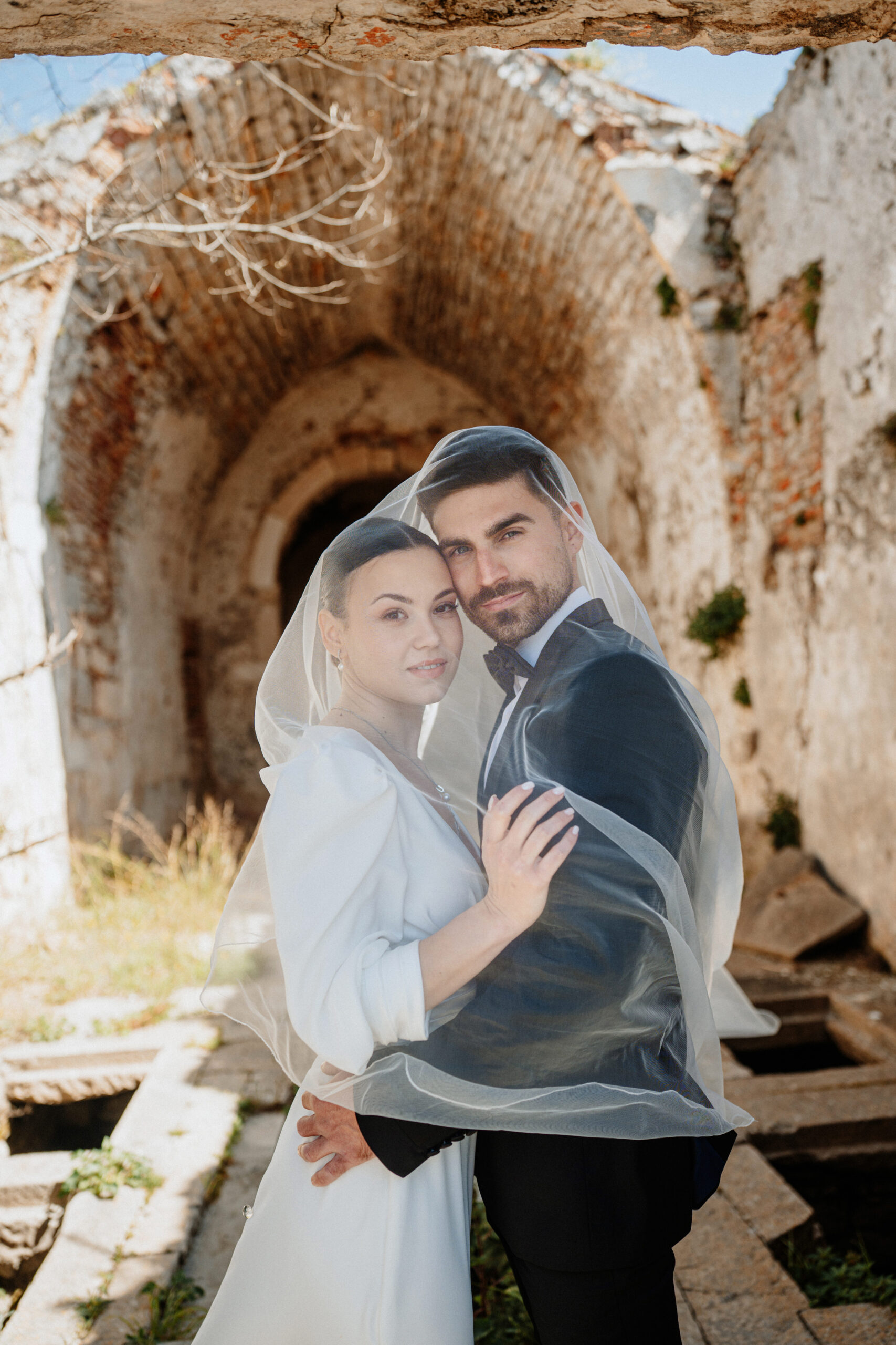 posing bride and groom for mentoring